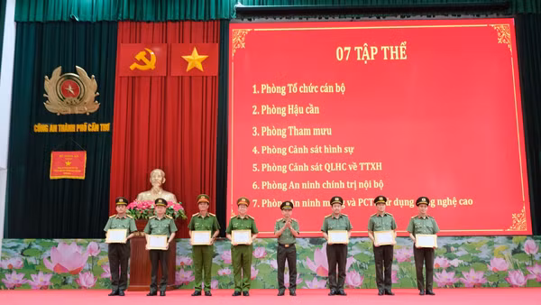 Giám đốc Công an thành phố Cần Thơ trao khen thưởng các tập thể, cá nhân có thành tích xuất sắc trong công tác.