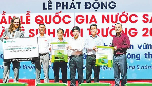 Lãnh đạo Cục Quản lý và Xây dựng công trình thủy lợi trao bình đựng nước và thiết bị rửa tay di động tặng học sinh trung học cơ sở trên địa bàn tỉnh Đắk Lắk.