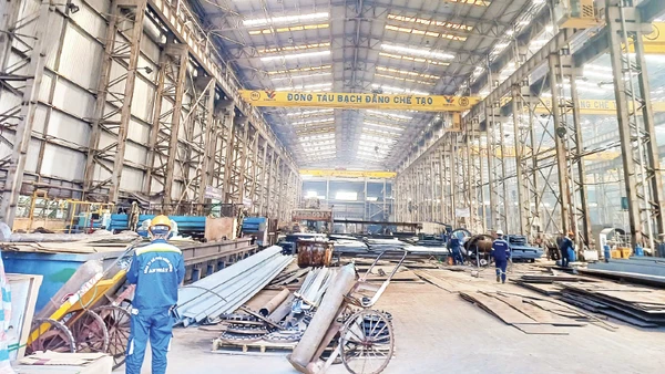 Một phân xưởng của Công ty trách nhiệm hữu hạn một thành viên Đóng tàu Bạch Đằng. (Ảnh: NAM PHONG)