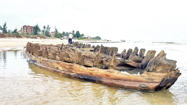 Tàu cổ tại thời điểm nổi lên sau cơn bão số 13.