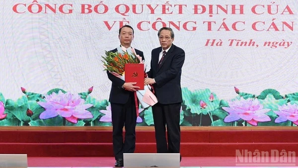 Đồng chí Hoàng Đăng Quang trao quyết định, tặng hoa chúc mừng đồng chí Phan Thiên Định.