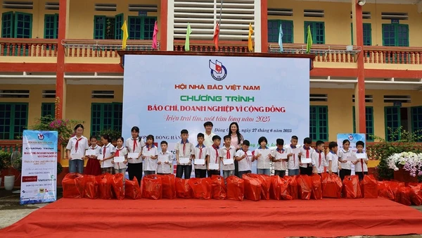 Đại diện Công ty TNHH Thiện Tín Bảo trao quà cho các em học sinh.