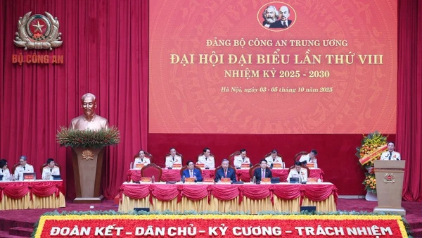 Tổng Bí thư Tô Lâm, Chủ tịch nước Lương Cường, Thủ tướng Chính phủ Phạm Minh Chính và các đồng chí trong Đoàn Chủ tịch điều hành Đại hội. (Ảnh: ĐĂNG KHOA) 