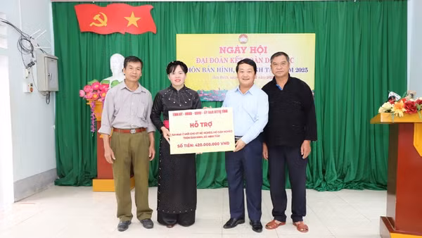 Bí thư Tỉnh ủy Tuyên Quang Hầu A Lềnh trao tiền hỗ trợ làm nhà mới cho 7 hộ nghèo thôn Bản Hình.