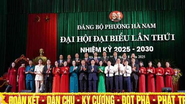 Đồng chí Bí thư Tỉnh ủy Ninh Bình chúc mừng Ban chấp hành Đảng bộ mới phường Hà Nam.