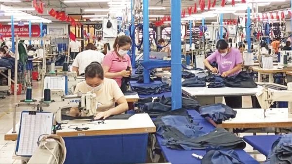 Các doanh nghiệp dệt may đang khẩn trương quay lại lao động sản xuất đầu năm với khí thế sôi nổi, mong sớm cán đích các mục tiêu đề ra. (Ảnh HOÀNG ANH)