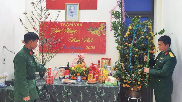 Cán bộ, chiến sĩ Trạm V-65, Đại đội 10, Tiểu đoàn 4, Lữ đoàn 134 (Binh chủng Thông tin liên lạc) trình bày mâm lễ ngày Tết