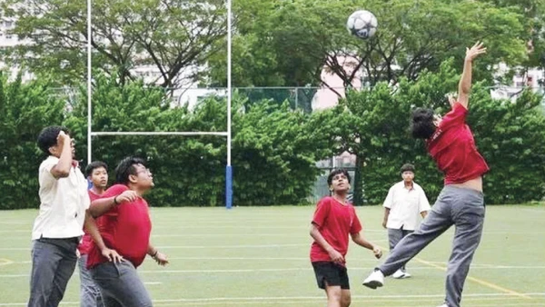 Nhiều trường học ở Singapore cấm sử dụng điện thoại để khuyến khích học sinh tham gia hoạt động ngoài trời. (Ảnh STRAITSTIMES)