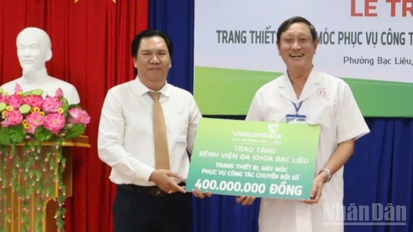 Giám đốc Vietcombank Chi nhánh Bạc Liêu trao tặng trang thiết bị y tế phục vụ công tác chuyển đổi số cho bác sĩ chuyên khoa 2 Mã Quốc Thiện, Giám đốc Bệnh viện đa khoa Bạc Liêu, tỉnh Cà Mau.