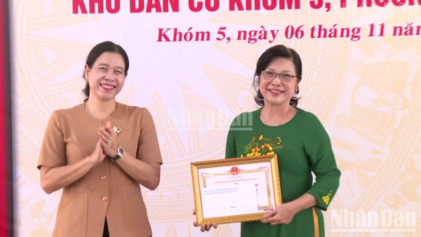 Đồng chí Tô Việt Thu, Thường vụ Tỉnh ủy Cà Mau, Bí thư phường Bạc Liêu trao tặng danh hiệu Khóm Văn hóa cho tập thể khóm 5. (Ảnh: HỒNG THƠ)