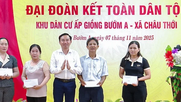 Đồng chí Phan Thanh Duy, Thường vụ Tỉnh ủy, Trưởng ban Tổ chức Tỉnh ủy Cà Mau đến dự và tặng quà các hộ gia đình khó khăn ở ấp Giồng Bướm A, xã Châu Thới. (Ảnh: TRẦN THANH TUẤN)