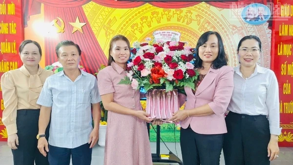 Đồng chí Đỗ Ái Lam, Chủ tịch Ủy ban nhân dân xã Hòa Bình (Cà Mau) cũng lãnh đạo các ngành của xã đến thăm, tặng hoa và chúc mừng các thầy cô giáo tại Trường mầm non Hoa Hồng. (Ảnh: HỒNG ĐÀO)