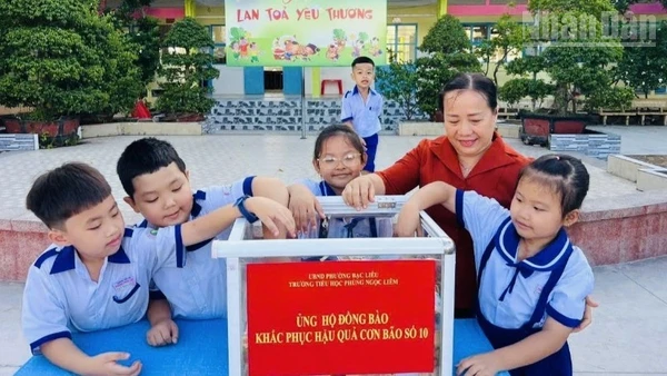 Cô Nguyễn Thị Nguyệt, Bí thư Chi bộ, Hiệu trưởng Trường tiểu học Phùng Ngọc Liêm (phường Bạc Liêu, tỉnh Cà Mau) và các em học sinh của trường tích cực tham gia ủng hộ đồng bào khắc phục hậu quả mưa bão thời gian qua.