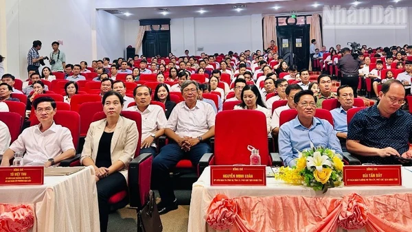 Đồng chí Nguyễn Hồ Hải, Bí thư Tỉnh ủy (đầu bìa trái) và các đồng chí trong Ban Thường vụ Tỉnh ủy Cà Mau dự khai mạc buổi tọa đàm. (Ảnh: TRỌNG DUY)