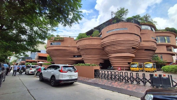 Làng nghề gốm sứ Bát Tràng (xã Bát Tràng, thành phố Hà Nội) ngày càng phát triển mạnh mẽ. Ảnh: Nguyễn Mai