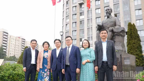 Đoàn công tác Báo Nhân Dân dâng hoa tại Tượng đài Chủ tịch Hồ Chí Minh ở Saint Petersburg.
