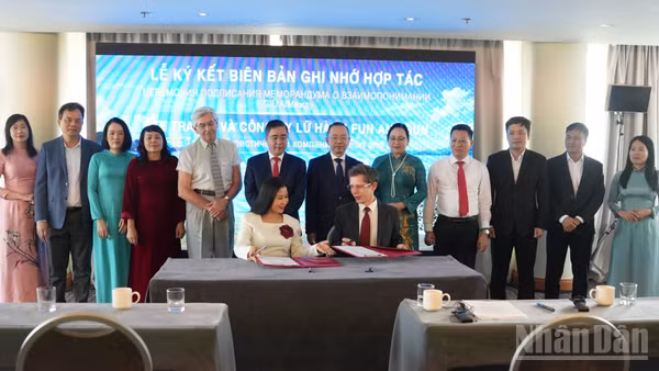Lễ ký kết Biên bản thoả thuận hợp tác giữa các doanh nghiệp hai bên. (Ảnh: THANH THỂ)
