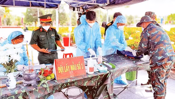 Đội lấy mẫu số 1 đang thực hiện nhiệm vụ tại Nghĩa trang tỉnh Vĩnh Long.