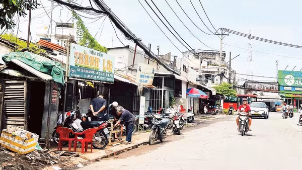 Hàng chục hộ dân sống rất khổ trong những căn nhà lụp xụp suốt hơn 30 năm qua, do đất trong dự án “treo” thuộc Trung tâm thương mại Bạc Liêu (Cà Mau).