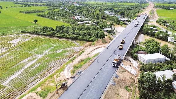 Dự án xây dựng công trình đường bộ cao tốc Cao Lãnh-An Hữu thành phần 1, giai đoạn 1 đang được thảm nhựa và tăng tốc về đích.