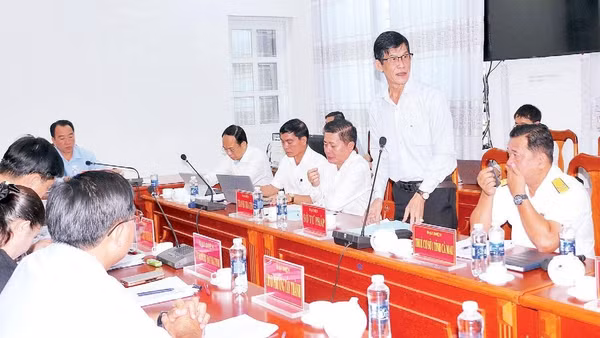 Đại diện Sở Tư pháp tỉnh Cà Mau trực tiếp trả lời những khiếu nại của người dân tại buổi tiếp công dân.
