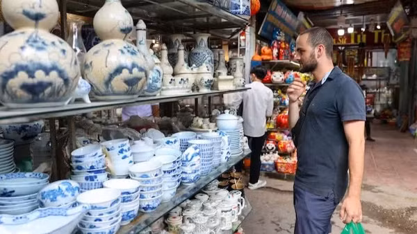 Khách du lịch nước ngoài tham quan làng gốm Bát Tràng (Hà Nội). (Ảnh: ĐĂNG ANH)