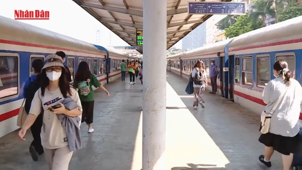 [Video] Người dân chọn đi tàu hỏa để tiết kiệm 40% tiền vé máy bay