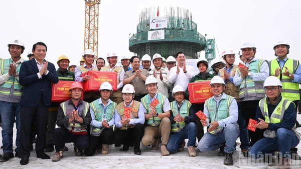 Thủ tướng Phạm Minh Chính tặng quà động viên các đơn vị thi công xây dựng hạng mục Đài kiểm soát không lưu trong Cảng hàng không quốc gia Gia Bình. (Ảnh: Trần Hải)