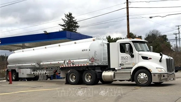 Xe chở xăng dầu tại trạm xăng bên một tuyến đường cao tốc ở Mỹ. (Ảnh: Ngọc Quang/TTXVN)