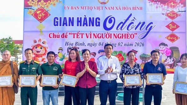 Lãnh đạo xã Hòa Bình, tỉnh Cà Mau tại buổi lễ trao quà "Tết vì người nghèo".