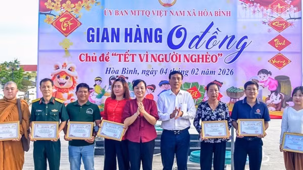 Lãnh đạo xã Hòa Bình, tỉnh Cà Mau tại buổi lễ trao quà "Tết vì người nghèo".