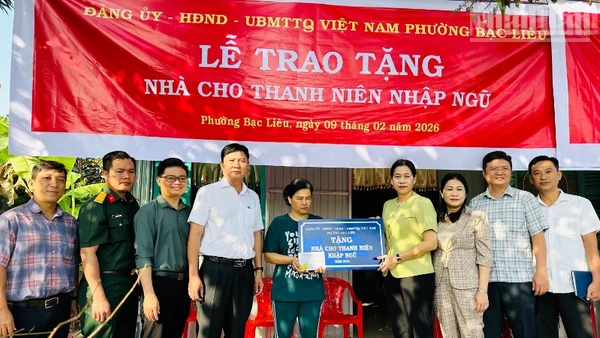 Đồng chí Tô Việt Thu, Thường vụ Tỉnh ủy Cà Mau, Bí thư Đảng ủy phường Bạc Liêu trao tặng nhà cho đại diện gia đình tân binh Mã Đức Toàn. (Ảnh: TRỌNG DUY)