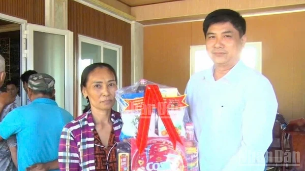 Đồng chí Dương Quốc Sử, Giám đốc Agribank Chi nhánh Bạc Liêu, trao quà Tết tặng các hộ có hoàn cảnh khó khăn.