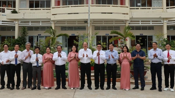 Đồng chí Nguyễn Hồ Hải, Ủy viên Trung ương Đảng, Bí thư Tỉnh ủy Cà Mau (đứng giữa) thăm Trường cao đẳng Y tế Bạc Liêu, nhân Ngày Thầy thuốc Việt Nam.