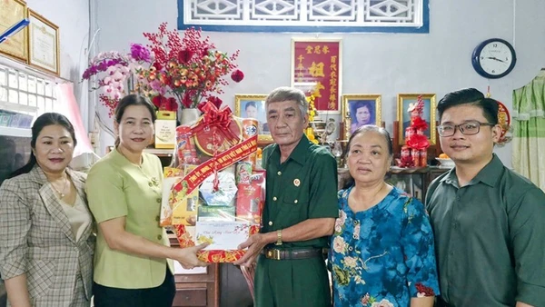 Đồng chí Tô Việt Thu, Thường vụ Tỉnh ủy Cà Mau, Bí thư Đảng ủy phường Bạc Liêu và đoàn công tác thăm, chúc Tết đồng chí Hoàng Minh Đức, bệnh binh, được trao tặng Huân chương Kháng chiến vẻ vang, hiện là Chi hội trưởng Cựu chiến binh.