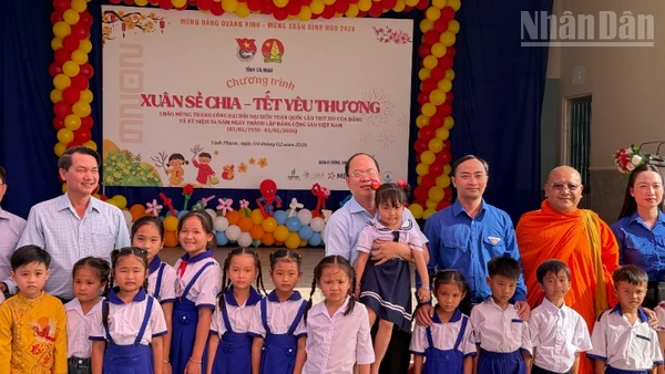 Đồng chí Nguyễn Hồ Hải (đứng giữa, đeo kính), Ủy viên Trung ương Đảng, Bí thư Tỉnh ủy Cà Mau dự Chương trình "Tết sum vầy - Xuân ơn Đảng" tại xã Vĩnh Phước.