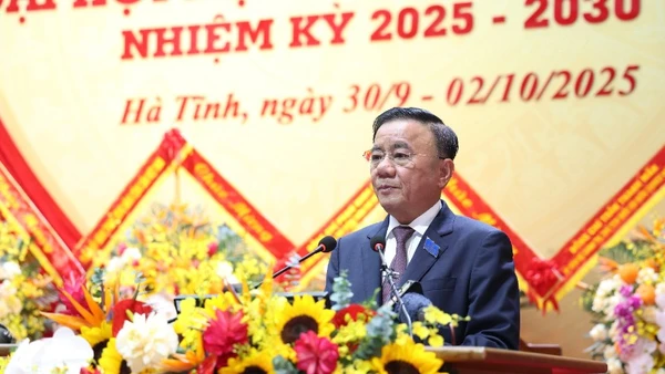 Đồng chí Trần Cẩm Tú thay mặt Bộ Chính trị, Ban Bí thư phát biểu chỉ đạo đại hội.