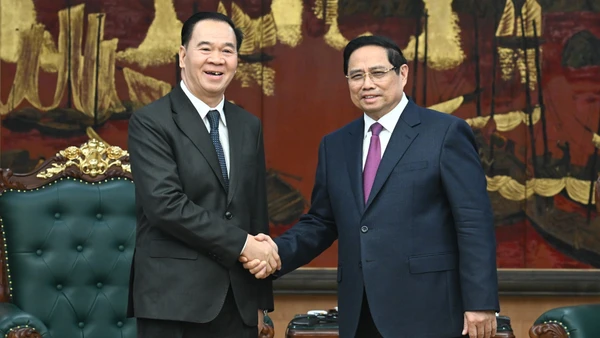 Thủ tướng Phạm Minh Chính và Bộ trưởng Giáo dục và Thể thao Lào Thongsalith Mangnormek.