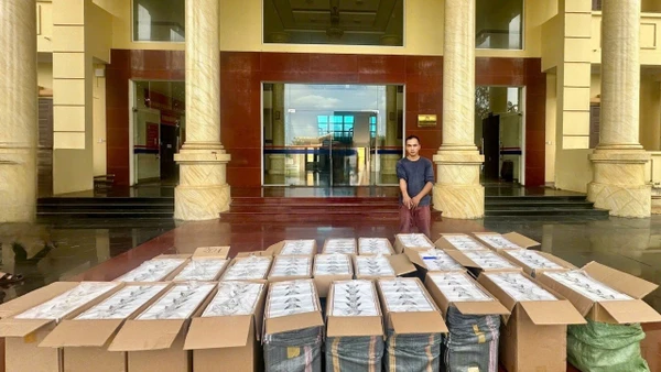 Tài xế Lâm Ngọc Hoa cùng tang vật. (Ảnh: Công an tỉnh Quảng Trị)