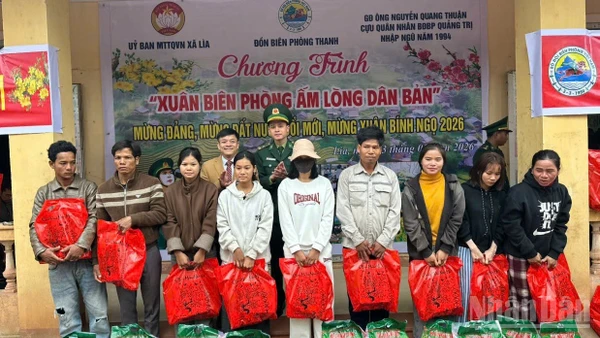 Đại diện chính quyền địa phương và Đồn Biên phòng Thanh trao tặng các phần quà cho nhân dân biên giới.