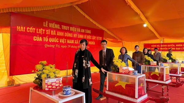 Đại biểu dâng hương, tưởng nhớ các liệt sĩ.