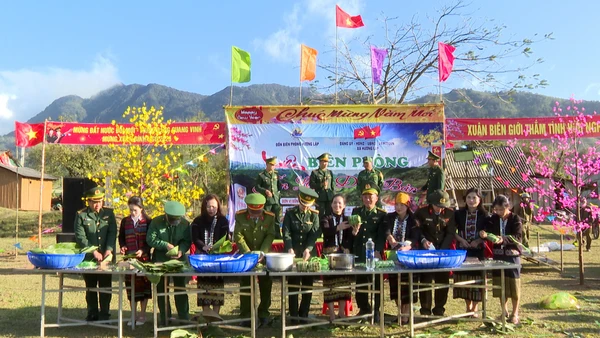 Gói và nấu bánh chưng tặng cho nhân dân trên địa bàn biên giới vui Xuân đón Tết.