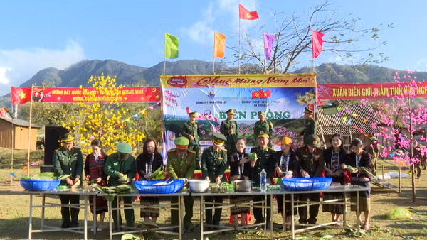 Gói và nấu bánh chưng tặng cho nhân dân trên địa bàn biên giới vui Xuân đón Tết.