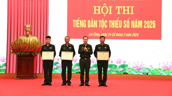 Lãnh đạo Ban Chỉ huy Bộ đội Biên phòng Lai Châu trao chứng nhận cho các tập thể tiêu biểu.