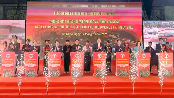 Lãnh đạo tỉnh Lai Châu dự và bấm nút khởi công các công trình.