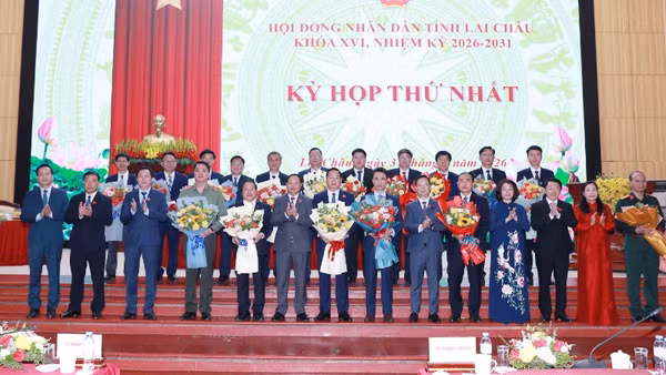 Lãnh đạo Tỉnh ủy chúc mừng các đồng chí được bầu giữ các chức vụ trong Ủy ban nhân dân tỉnh Lai Châu khóa mới.