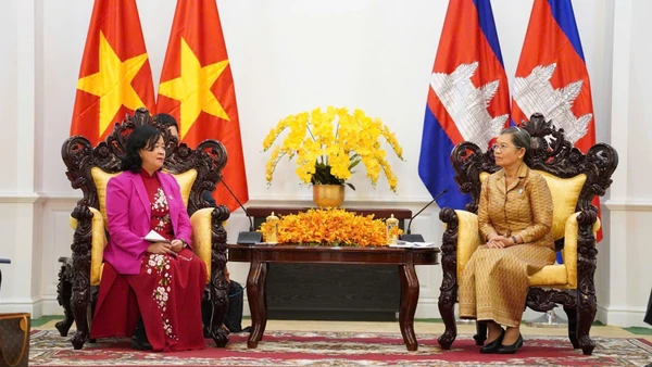Chủ tịch Ủy ban Trung ương Mặt trận Tổ quốc Việt Nam Bùi Thị Minh Hoài gặp Phó Chủ tịch Đảng Nhân dân Campuchia, Chủ tịch Hội đồng quốc gia Mặt trận Đoàn kết Phát triển Tổ quốc Campuchia Men Sam An.