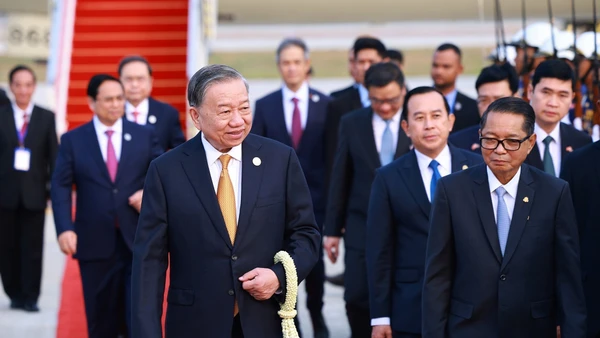 Tổng Bí thư Tô Lâm đến Phnom Penh, bắt đầu thăm cấp Nhà nước tới Vương quốc Campuchia. (Ảnh: Dương Giang/TTXVN)