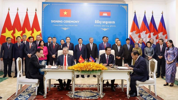 Ký kết Thoả thuận hợp tác giữa Bộ Ngoại giao Việt Nam và Ban Đối ngoại Trung ương Đảng Nhân dân Campuchia. (Ảnh: Thống Nhất/TTXVN)