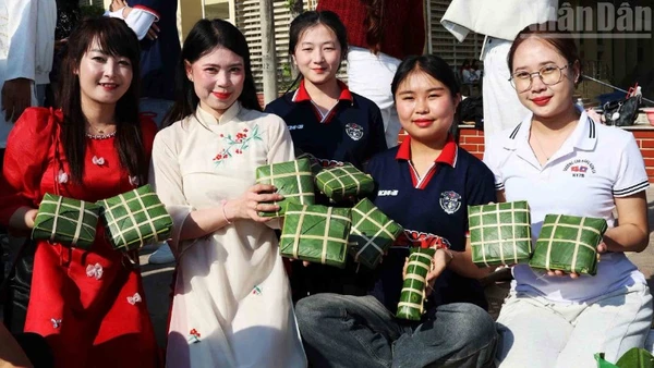 Thành quả của các lưu học sinh Lào sau khi được hướng dẫn gói bánh chưng.